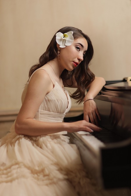 Entry image for Piano. Clicking this image will show a larger photo